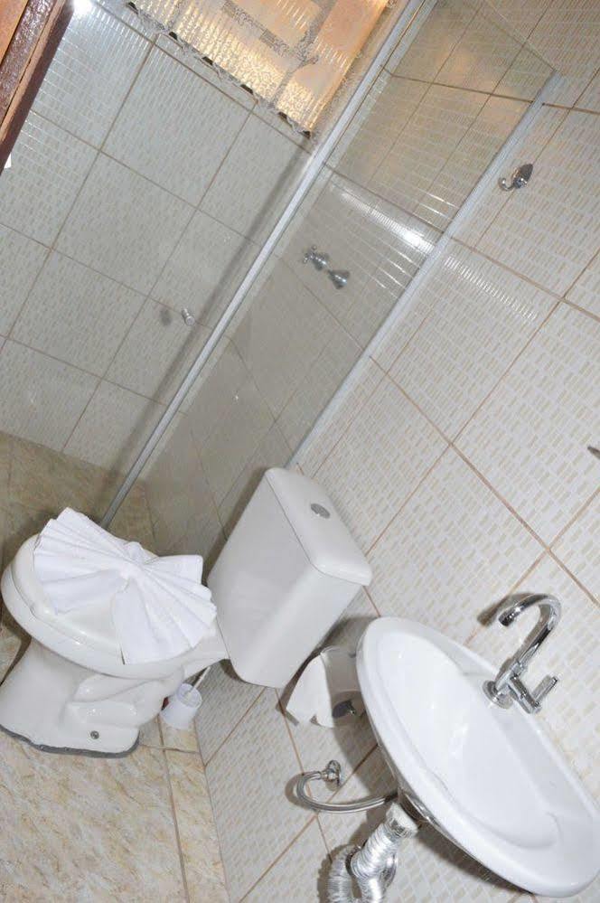 Três